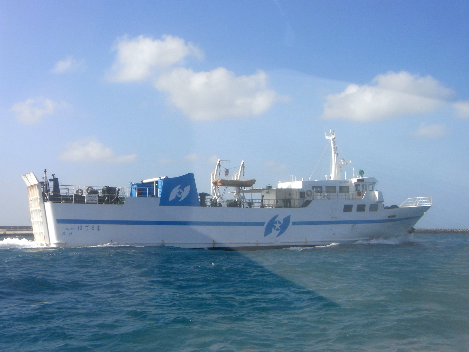 津堅島へ向かうフェリーが青い海を進む様子
